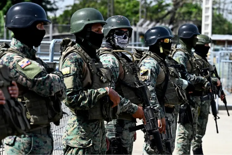 Equador: Soldados montam guarda em um posto de controle durante uma operação conjunta entre a Polícia Nacional do Equador (Paola Lopez e Santiago Piedra Silva/AFP)