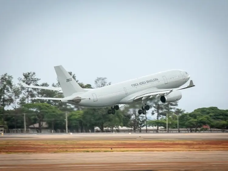 Avião da FAB: previsão é de que a aeronave aterrisse no Aeroporto do Galeão por volta das 4h desta segunda-feira. (Sgt. Viegas/FAB/Divulgação)