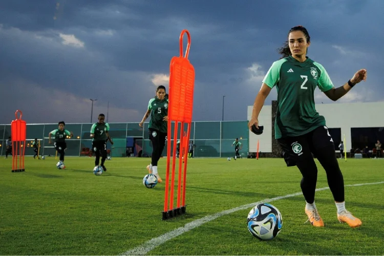 Futebol feminino: jogadoras da seleção feminina saudita durante treinamento em Taef, em 21 de setembro de 2023 (Robbie Corey-Boulet/AFP)