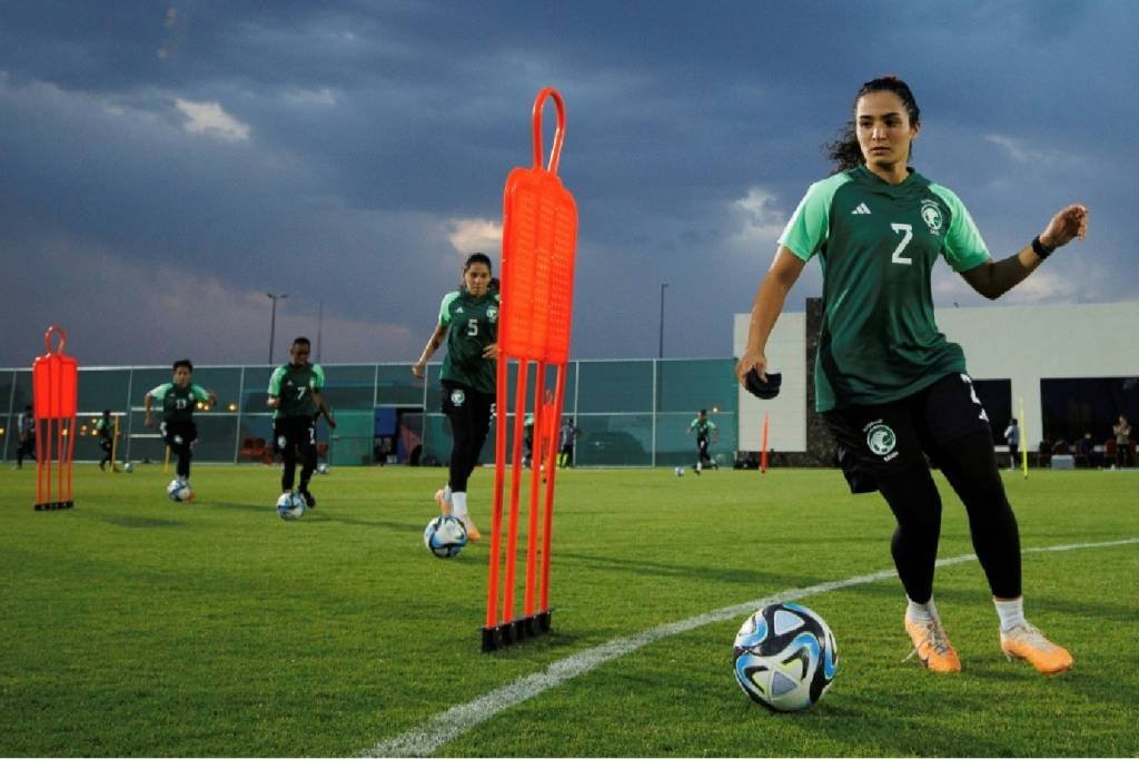 Mulheres buscam protagonismo no pujante futebol saudita