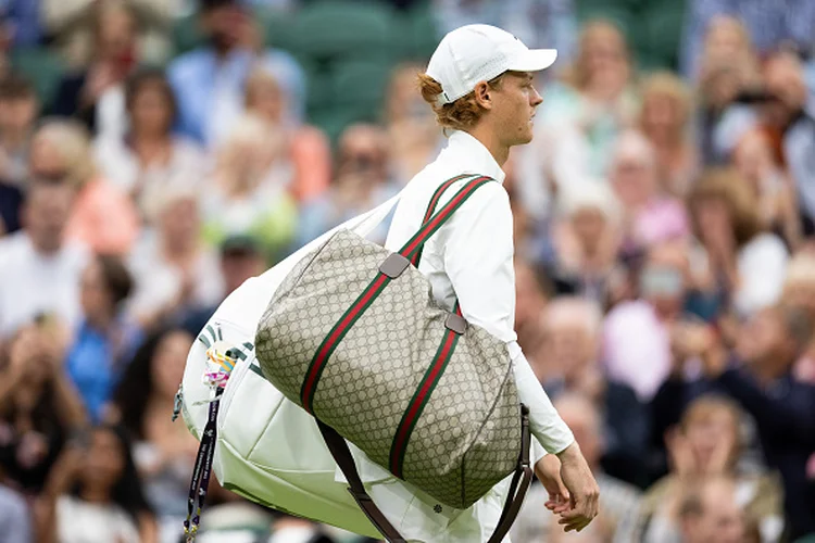 Jannik Sinner e sua bolsa Gucci em Wimbledon: um marco no mais tradicional torneio de tênis (Simon Bruty/Anychance/Getty Images)