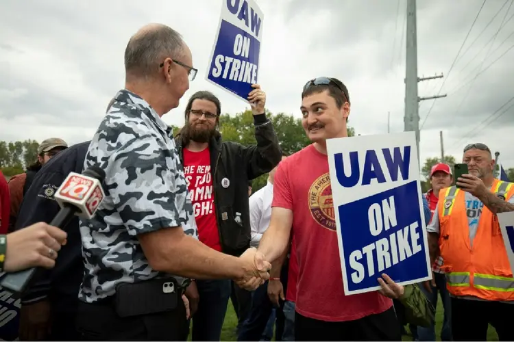 Greve nos EUA: presidente do sindicato UAW cumprimenta grevistas em Lansing, em setembro de 2023 (Agence France-Presse/AFP)