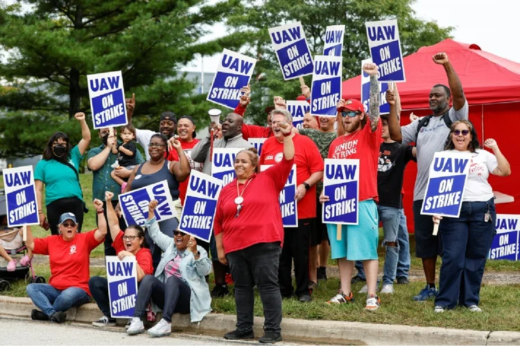 Greve nos Estados Unidos: membros do sindicato UAE diante das instalações da Stellantis em Michigan, em 22 de setembro de 2023 (Agence France-Presse/AFP)