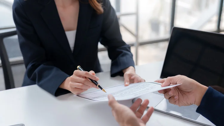 Para proteger o locador contra possíveis inadimplências, é comum que contratos exijam uma forma de garantia (AmnajKhetsamtip/iStockphoto)