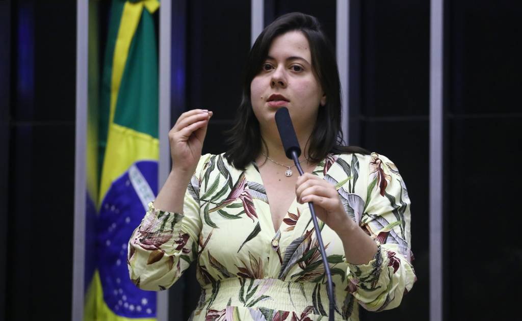 Sâmia Bomfim se diz 'devastada' e cobra investigação do assassinato do irmão na Barra da Tijuca