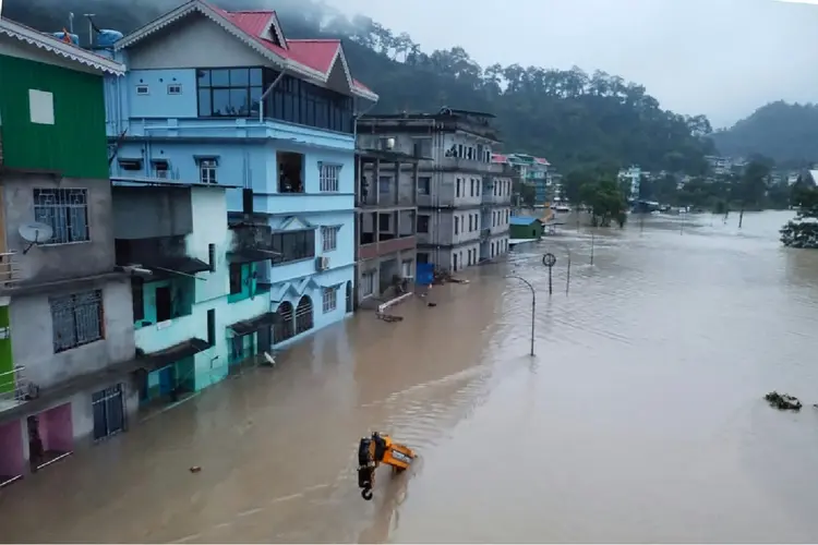 Índia: enchentes no estado de Sikkim após alagamento repentino causar o transbordamento de um lago glacial no Himalaia (Agence France-Presse/AFP)