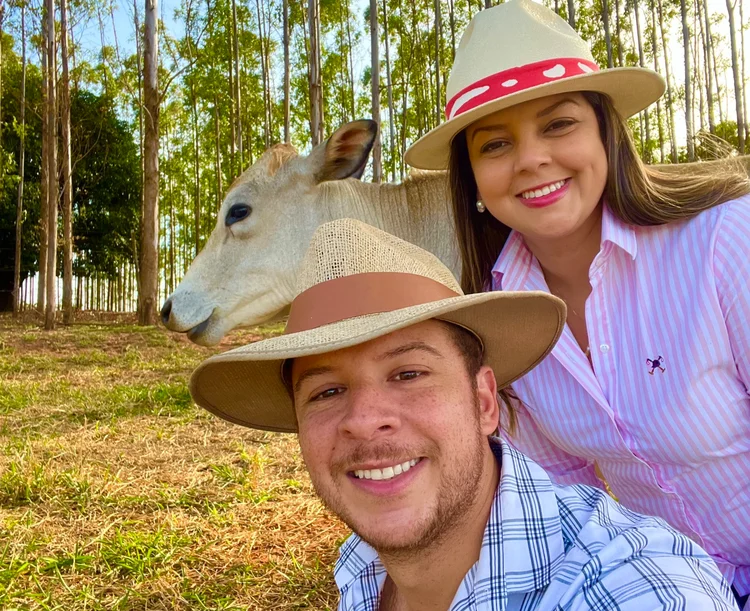 Saile e Cesar Farias são donos do perfil @jovensdoagro, acumulam mais de 37 mil seguidores e abriram a própria agência de marketing de influência voltada ao agronegócio (Jovens do Agro/Divulgação)