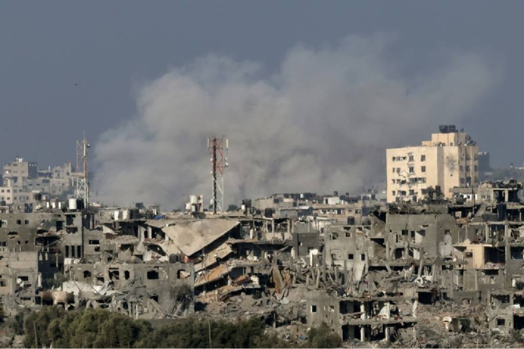 Israel bombardeia o sul de Gaza; famílias pedem a Netanyahu que negocie a libertação de reféns