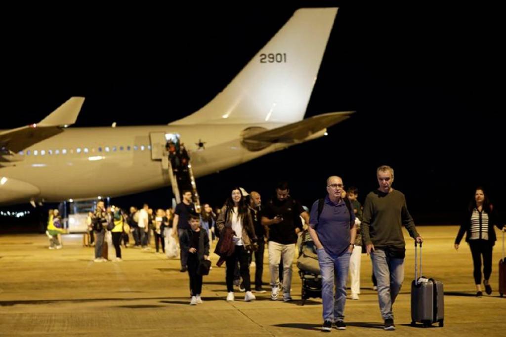 A aeronave traz 27 crianças e adolescentes, 17 mulheres, sendo duas idosas, e quatro homens adultos (Joédson Alves/Agência Brasil)
