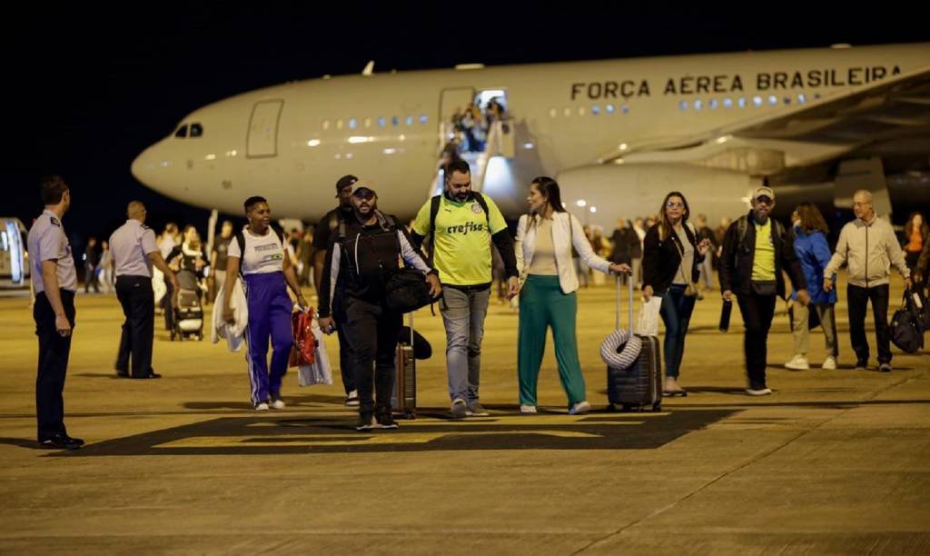 Guerra Israel-Hamas: avião da FAB decola de Tel-Aviv com 214 brasileiros e animais de estimação