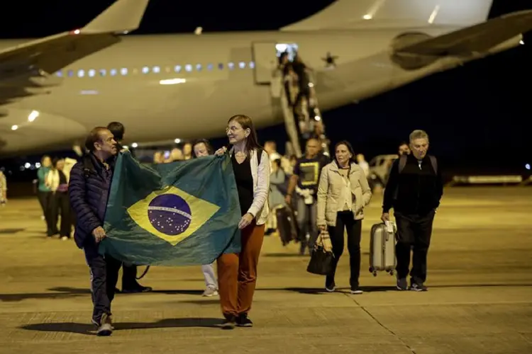 O governo também lidera a saída da zona de guerra por meio de voos comerciais (Joédson Alves/Agência Brasil)