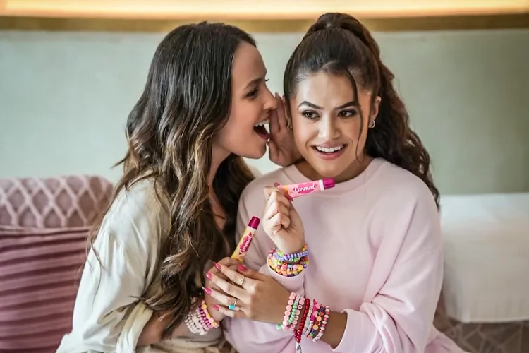 Larissa Manoela e Maisa fazem live de lançamento do novo hidratante labial da Cimed (Instagram/Reprodução)