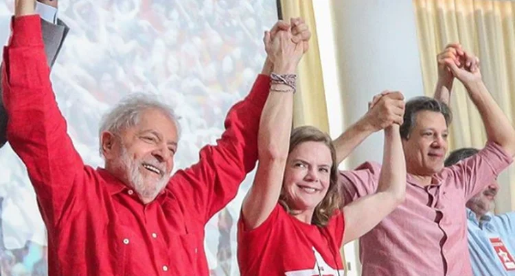 O presidente Lula, a presidente do PT, Gleisi Hofmann, e o atual ministro da Fazenda, Fernando Haddad, em evento do PT em 2019 (Ricardo Stuckert/Divulgação)