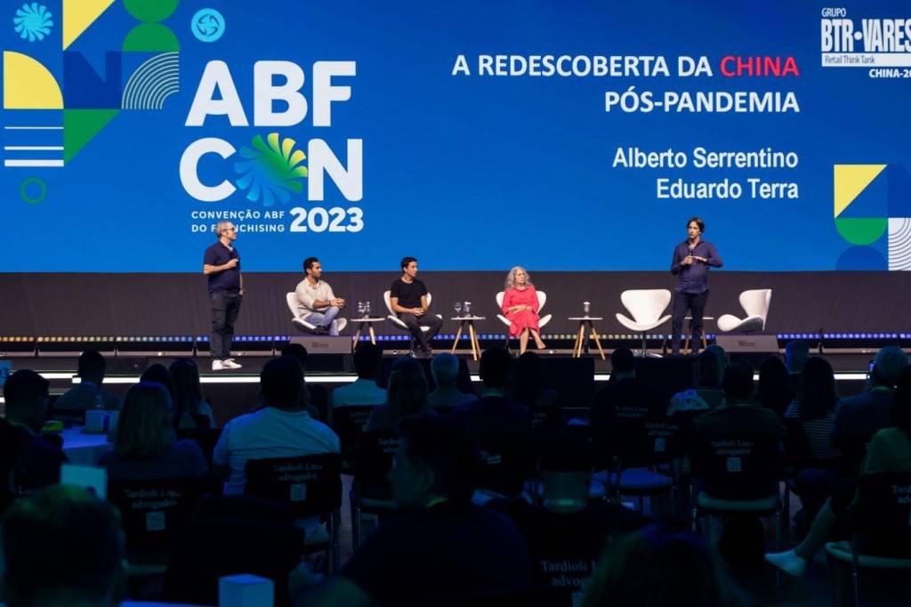 Painel da ABF CON 2023 sobre as inovações na China com Alberto Serrentino, da Varese Retail, Cristina Franco, presidente do Conselho ABF, Eduardo Terra, da SBVC, Felipe Daud, da Alibaba Brasil e Ricardo Geromel, da 3G Radar