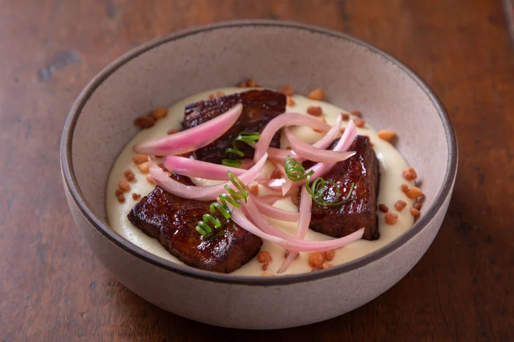 Prato do Mocotó: pirão de leite com pipoca de queijo coalho e carne de sol confit (R$ 39,90), feita com coxão duro da fazenda Mutum (Divulgação/Divulgação)