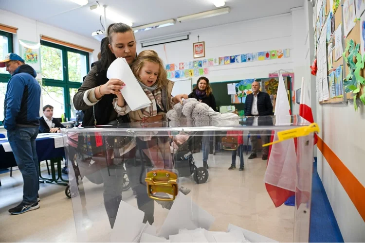 Polônia: Mulher deposita seu voto nas eleições legislativas da Polônia em Gdansk (Dario Thuburn/AFP)