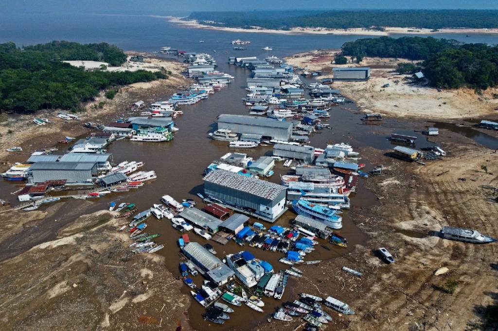 Terras caídas: entenda o fenômeno que deixou mais de 200 desabrigados na seca do Amazonas