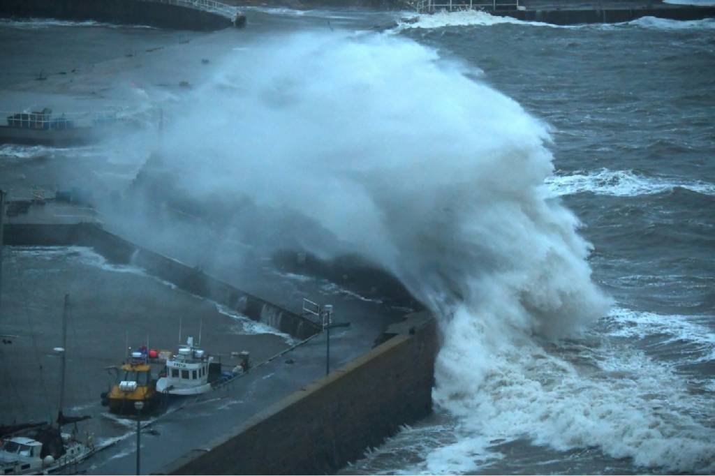 Tempestade Babet causa mortes na Escócia e segue para Escandinávia