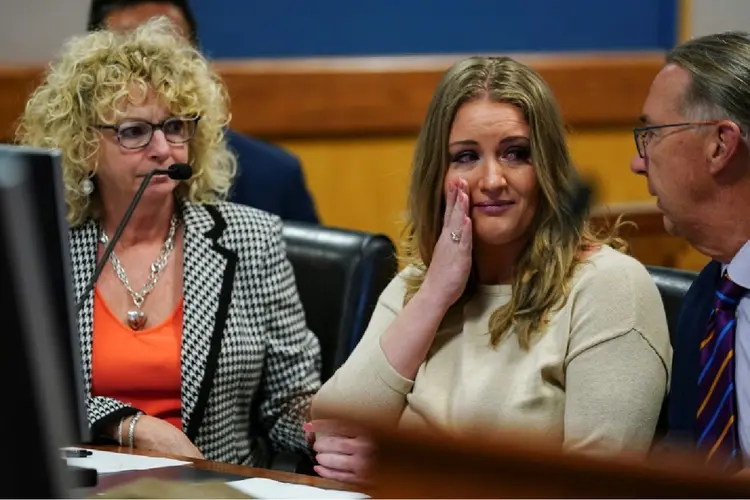 Jenna Ellis reage com seus advogados após ler uma declaração de culpa em uma acusação (Agence France-Presse/AFP)