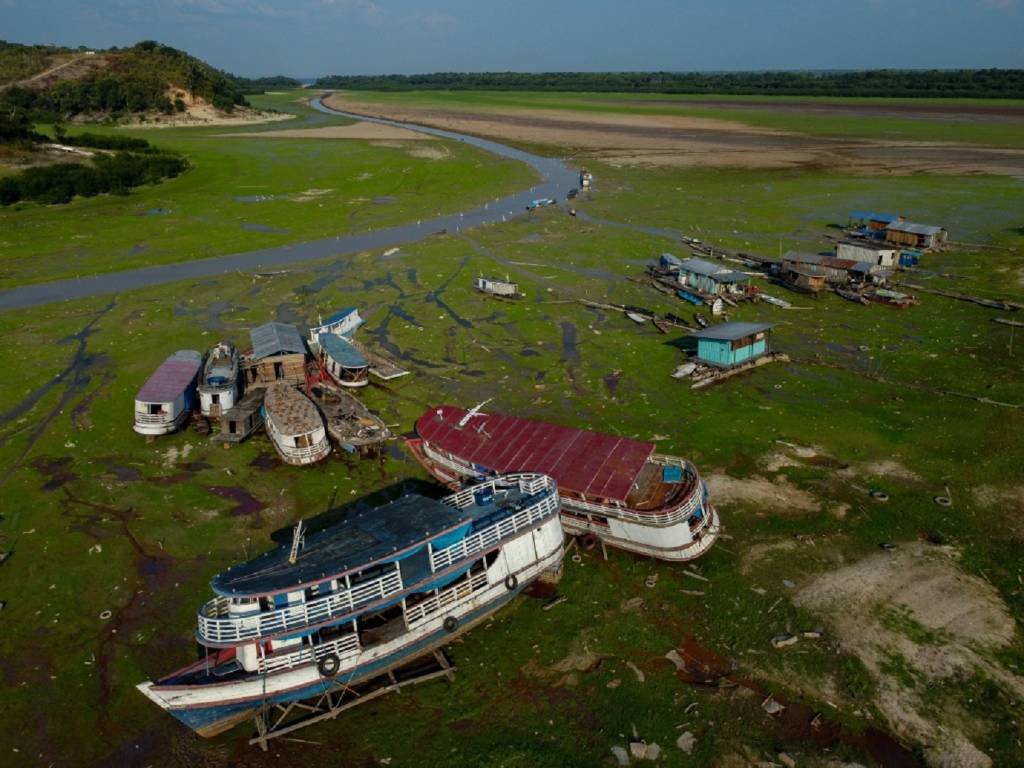 Os efeitos da seca nos moradores de Manaus: lagos desaparecem, animais ficam ameaçados