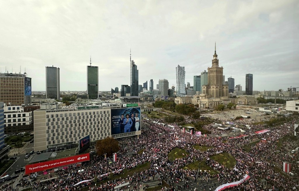 A duas semanas das eleições, um milhão de pessoas protestam contra o governo na capital da Polônia