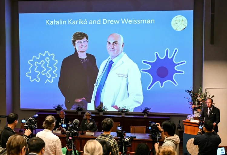Ao selecionar a dupla, o Comitê do Nobel em Estocolmo rompeu com a tradição de reconhecer trabalhos com décadas de trajetória (AFP/AFP)