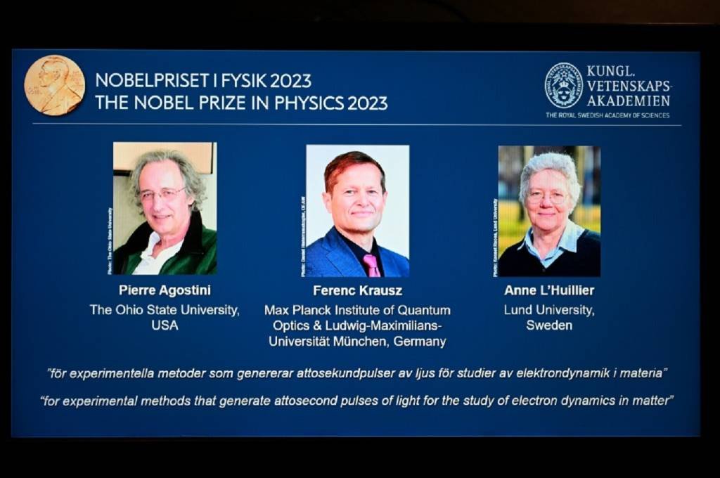 Os cientistas Pierre Agostini, Ferenc Krausz and Anne L'Huillier foram homenageados pelo "estudo da dinâmica eletrônica na matéria" (AFP/AFP)