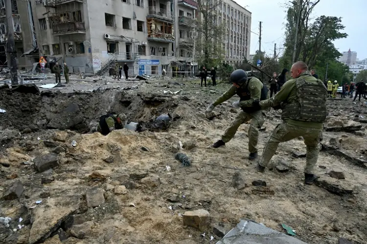 "O corpo de um menino de 10 anos foi encontrado entre os escombros", disse o ministro ucraniano do Interior (AFP/AFP)