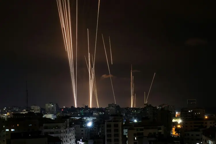 Série de foguetes disparados por militantes palestinos da Cidade de Gaza em direção a Israel, em 7 de outubro de 2023 (AFP/AFP)