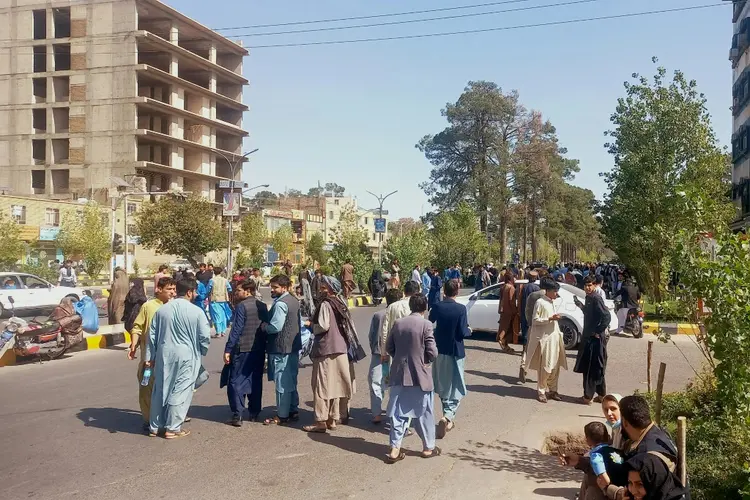 Um grupo de pessoas nas ruas de Herat em 7 de outubro de 2023, após um terremoto de magnitude 6,3 no oeste do Afeganistão (AFP/AFP)