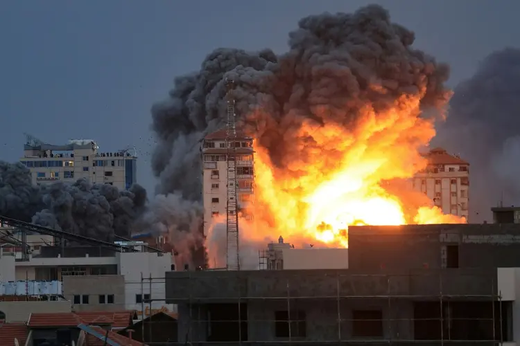 Vista de um edifício na Cidade de Gaza alvo de um ataque aéreo israelense  (AFP/AFP)
