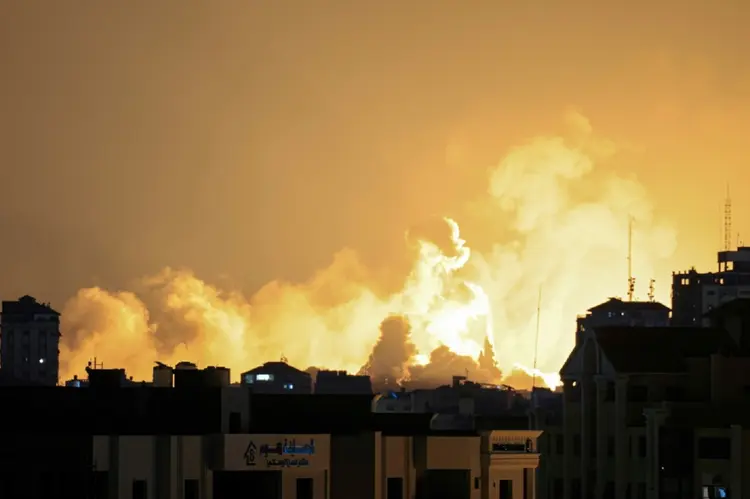 Israel e Hamas: De acordo com o ministério da Saúde de Israel, a contagem oficial de mortos no país divulgada neste domingo já chega a 700 (AFP/AFP)