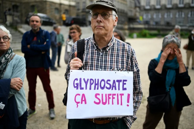 "Basta de Glifosato!", diz um carta em um protesto contra o herbicida na cidade francesa de Rennes, em 12 de outubro de 2023 (AFP/AFP)