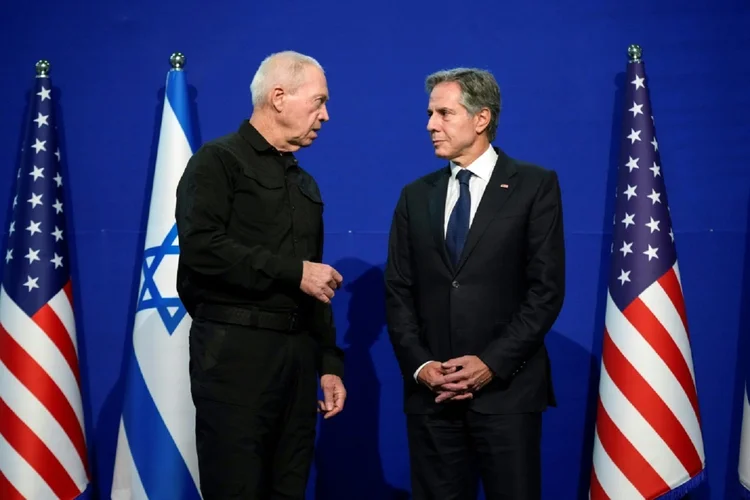 O secretário de Estado dos EUA, Antony Blinken (à direita), e o ministro da Defesa de Israel, Yoav Gallant, fazem breves declarações à imprensa no Ministério da Defesa de Israel em Tel Aviv

 (AFP/AFP)