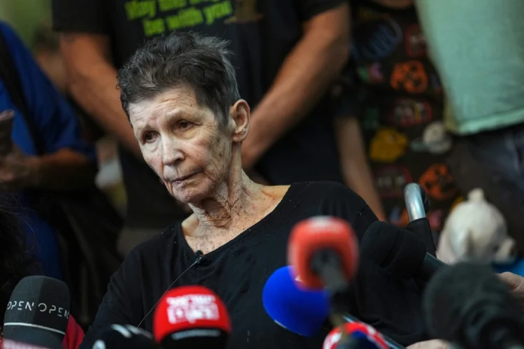 Idosa afirmou ter passado por "um inferno" nas mãos dos terroristas e revelou que os reféns estão retidos em cativeiros nos túneis controlados (AFP/AFP)