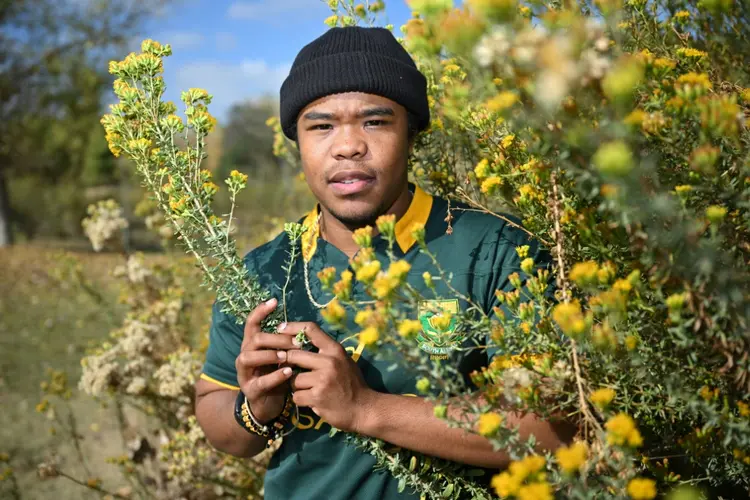 Bala Sivaraman leva seu adubo para uma horta comunitária em Washington, onde mora e trabalha como ativista ambiental, buscando reduzir suas emissões de carbono (AFP/AFP)