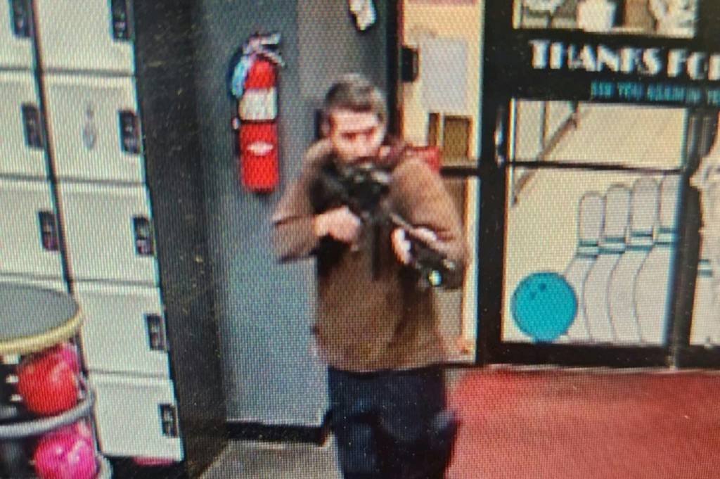 Ataque: A polícia do Maine identificou no Facebook o suposto atirador como Robert Card, 40, e o descreveu como "armado e perigoso" (AFP/AFP)