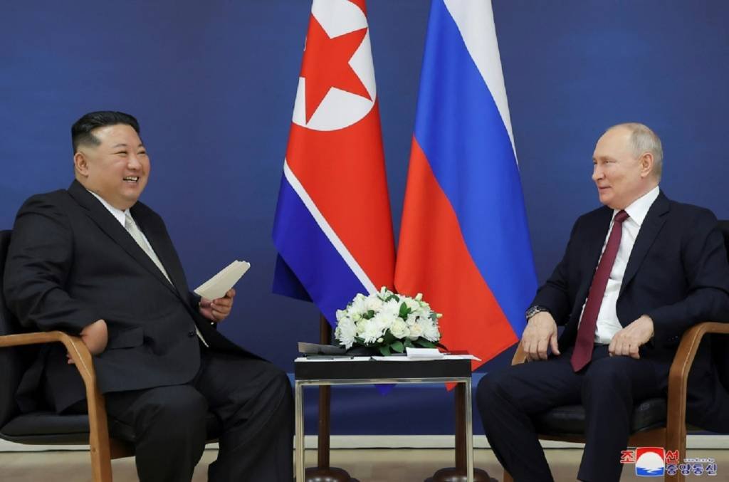 A Rússia e a Coreia do Norte, aliados históricos, têm uma série de sanções globais: Moscou, pela invasão da Ucrânia; Pyongyang, pelos testes de armas nucleares (AFP/AFP)