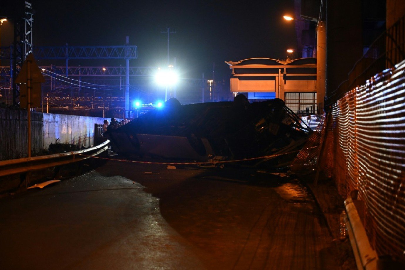 Ônibus pega fogo ao cair de ponte e deixa 21 mortos em Veneza