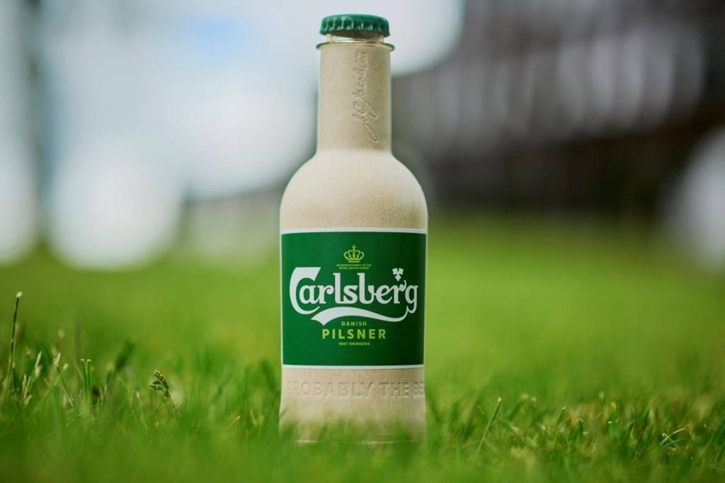 A cervejaria Carlsberg produziu uma garrafa a partir de fibras naturais (Carlsberg/Divulgação)