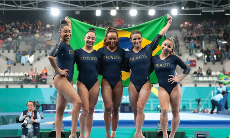 Na noite deste domingo, 22, a equipe formada por Flávia Saraiva, Jade Barbosa, Júlia Soares, Carolyne Pedro e Rebeca Andrade garantiu o pódio e igualou o melhor resultado do Brasil na história da prova (Miriam Jeske / COB/Agência Brasil)