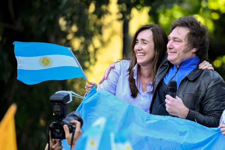 Javier Milei, candidato à presidente, ao lado de Victoria Villarruel, candidata à vice na mesma chapa
 (Luis Robayo/AFP)