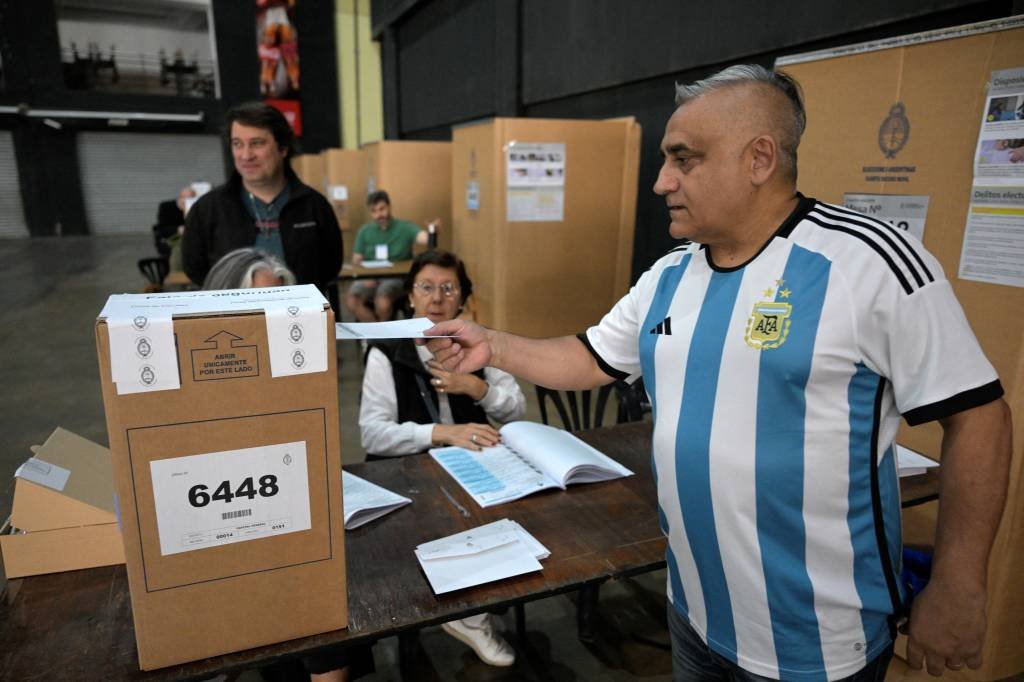 Eleição na Argentina: eleitor vota em Buenos Aires (Juan Mabromata/AFP)