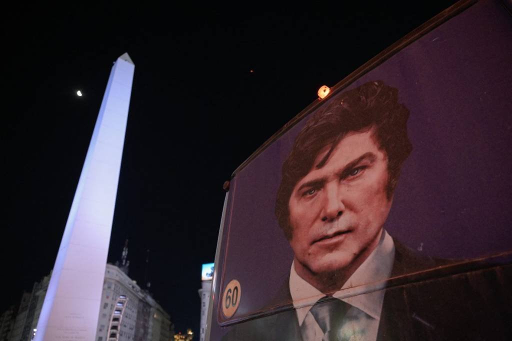 Javier Milei: imagem do novo candidato perto do Obelisco, em Buenos Aires ( Juan Mabromata/AFP)