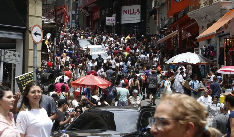 Regra de feriados: com a nova portaria, diversas atividades comerciais que tinham autorização para trabalhar nos feriados ficam revogadas (Paulo Pinto/Agência Brasil)