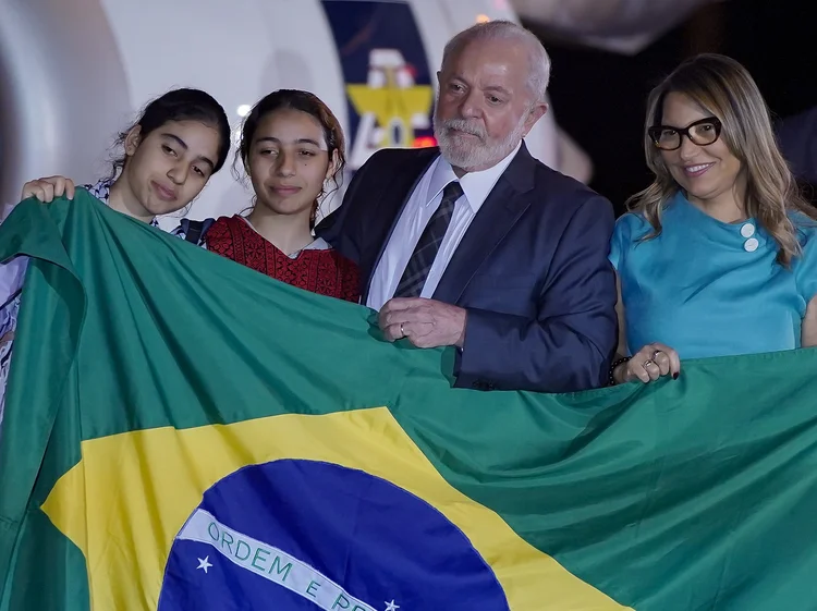 Junto com o presidente, na pista, aguardando os repatriados, estavam a primeira-dama Janja da Silva, o ministro das Relações Exteriores, Mauro Vieira (Rafa Neddermeyer/Getty Images)