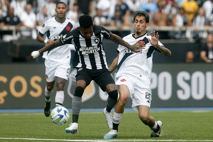 Vasco x Botafogo: Cruz maltino espera vencer para se livrar da zona de rebaixamento, enquanto para o Botafogo é uma chance de se isolar na liderança e ficar mais perto do título (Vitor Silva/Botafogo/Flickr)