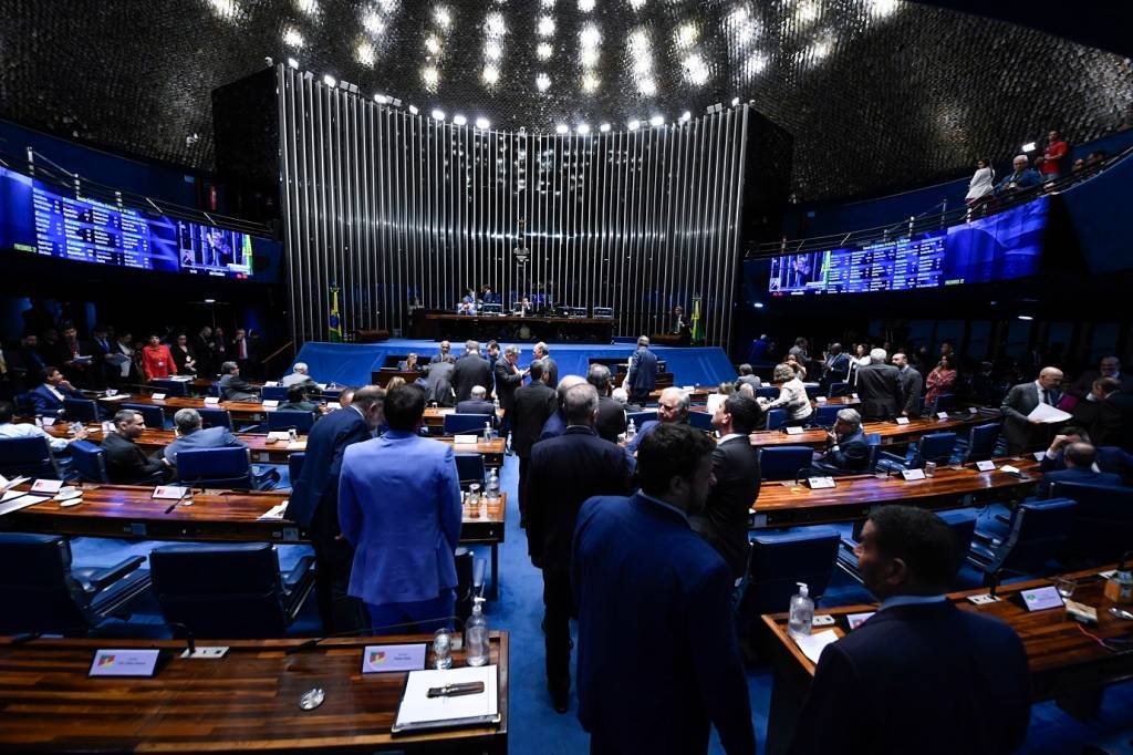 Aumento de benefícios salariais para juízes e promotores avança no Senado