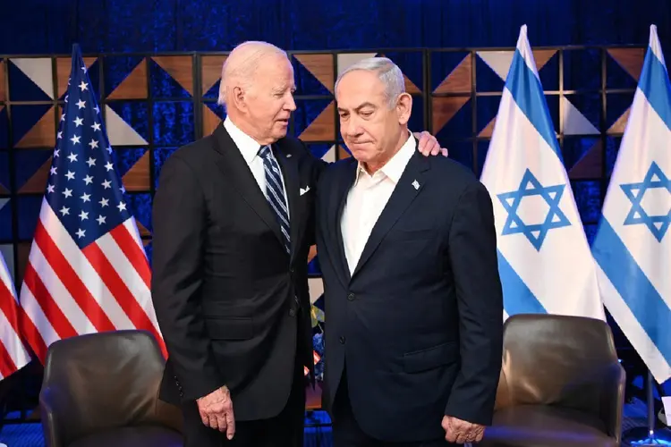 Joe Biden ao lado do premiê de Israel, Benjamin Netanyahu (Anadolu Agency/Getty Images)