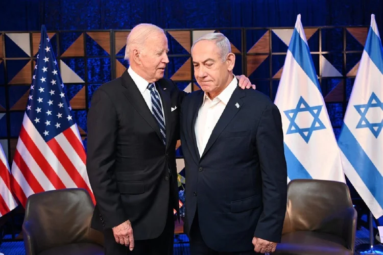 Joe Biden ao lado do premiê de Israel, Benjamin Netanyahu (Anadolu Agency/Getty Images)